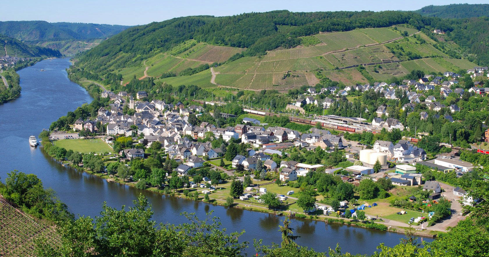 Bullay ist eine beliebte Ferien- und Weinregion an der Mosel mit Fachwerkhäusern und kleinen Weinstuben